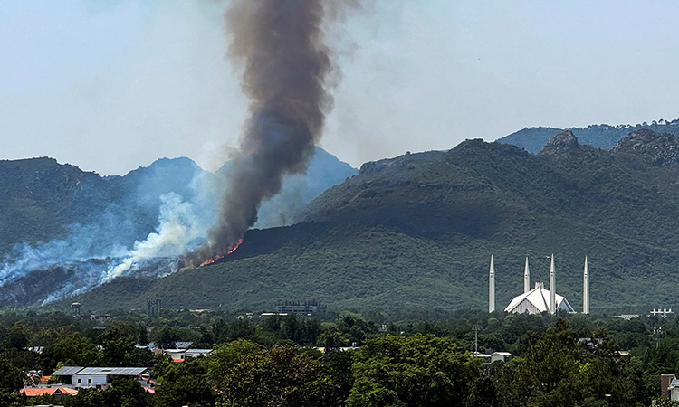 Firefighters battle forest fires in Pakistan's capital, other areas amidst Firefighters battle forest fires in Pakistan's capital, other areas amidst heatwave