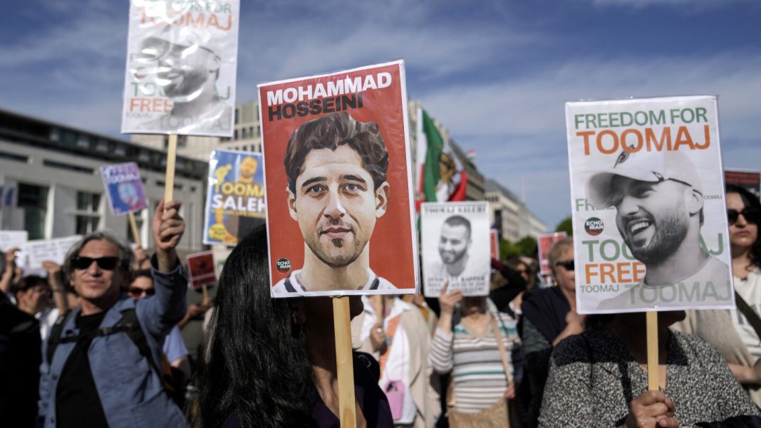 US lawmakers push to sanction Iranian officials over death sentence for rapper Toomaj Salehi