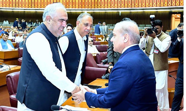 Let’s sit down and talk, Pakistan PM Shahbaz extends olive Let’s sit down and talk, Pakistan PM Shahbaz extends olive branch to incarcerated Imran