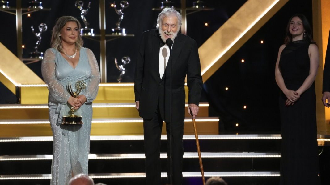 Dick Van Dyke becomes the oldest Daytime Emmy winner at age 98 for guest role on ‘Days of Our Lives’