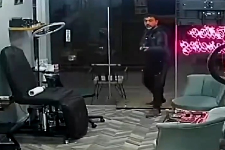 Man raids tattoo parlour with a shotgun after rivalry escalates Man raids tattoo parlour with a shotgun after rivalry escalates in Turkey