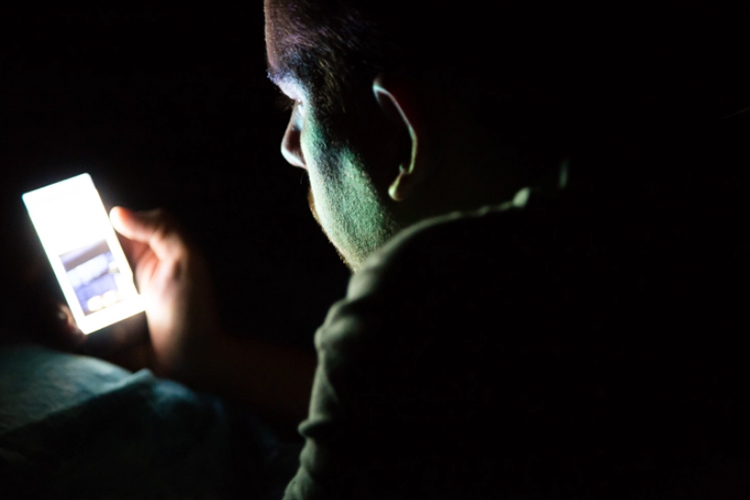 Man stabs his roommate for talking loudly on phone late Man stabs his roommate for talking loudly on phone late at night in Dubai