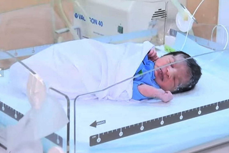 Pakistani woman gives birth to a baby boy on Mount Pakistani woman gives birth to a baby boy on Mount Arafat