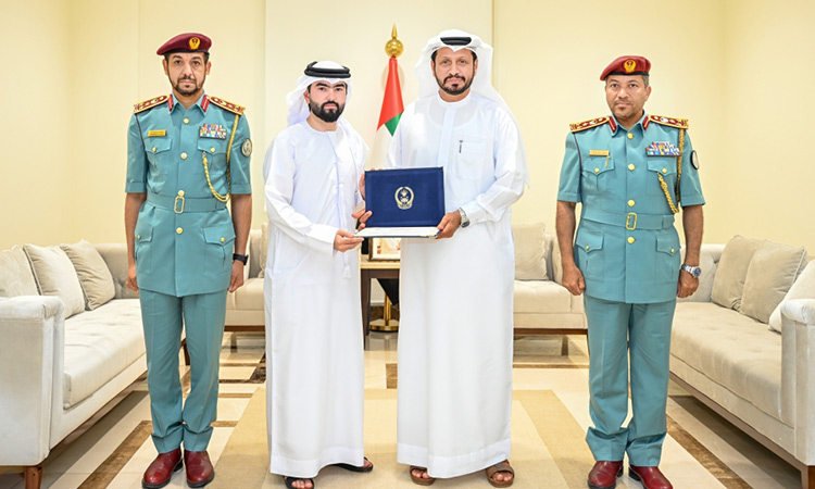 Sharjah Police chief honours citizen for honesty Sharjah Police chief honours citizen for honesty
