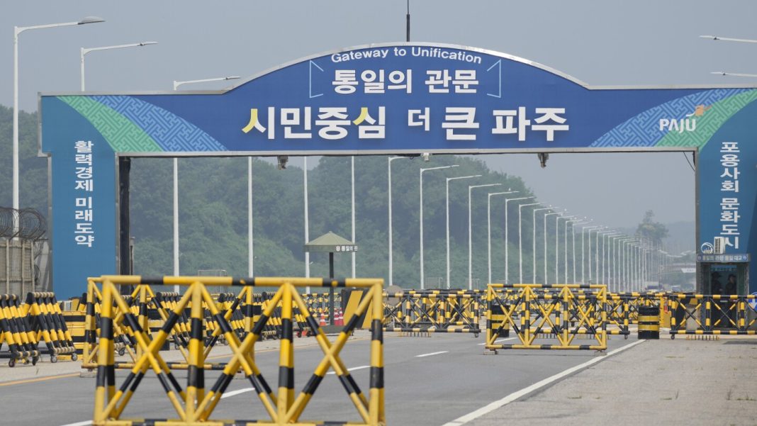 South Korean troops fired warning shots after North Korean soldiers briefly crossed land border