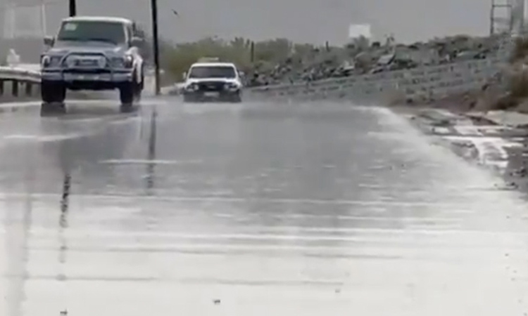 Temperature drops as rain hits parts of UAE Temperature drops as rain hits parts of UAE