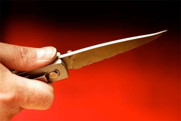 Woman stabs boyfriend after believing he is cheating on her Woman stabs boyfriend after believing he is cheating on her