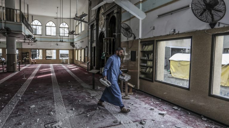 Heavy Israeli bombardment in Gaza City forces medical facilities to close as thousands flee