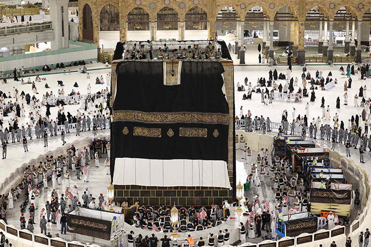 Kaaba's Kiswah replaced in Makkah to mark New Islamic Year Kaaba's Kiswah replaced in Makkah to mark New Islamic Year