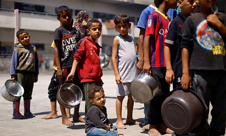 UAE distributes food supplies to displaced families in Khan Younis UAE distributes food supplies to displaced families in Khan Younis