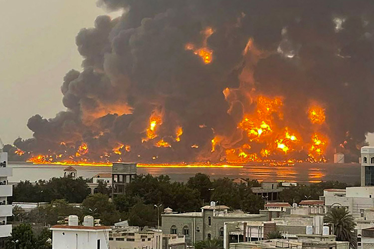 VIDEO: Israeli fighter jets strike Hodeida port in Yemen VIDEO: Israeli fighter jets strike Hodeida port in Yemen