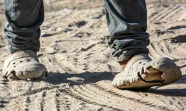 War-hit Gazans share shoes, wear same clothes for months War-hit Gazans share shoes, wear same clothes for months