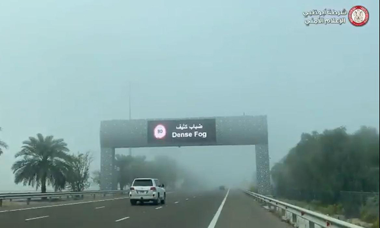 Abu Dhabi reduces speed limit on 6 roads after fog Abu Dhabi reduces speed limit on 6 roads after fog envelops parts of UAE for at least nine hours