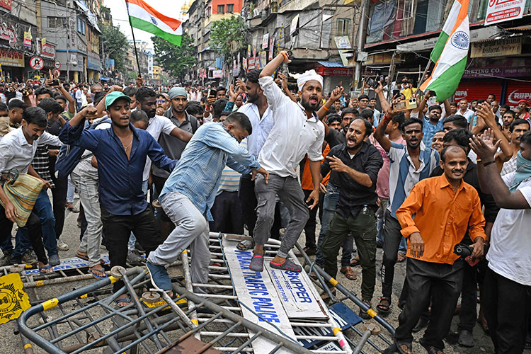 Indian police fire teargas at hundreds protesting over Kolkata doctor's Indian police fire teargas at hundreds protesting over Kolkata doctor's rape, murder