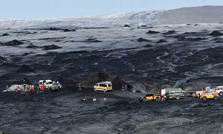 One tourist dead, two missing in Iceland ice cave collapse One tourist dead, two missing in Iceland ice cave collapse