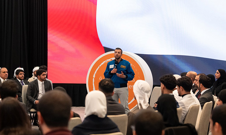 Sultan Al Neyadi meets Emirati students in Australia Sultan Al Neyadi meets Emirati students in Australia