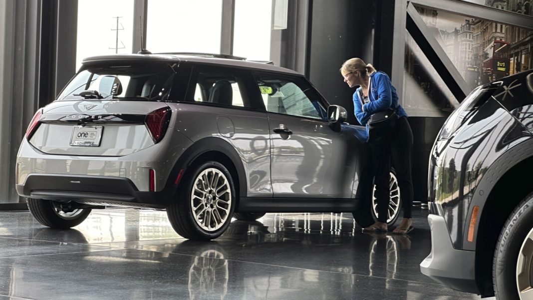 US consumer sentiment rises slightly on Democratic optimism over Harris’ US consumer sentiment rises slightly on Democratic optimism over Harris’ presidential prospects