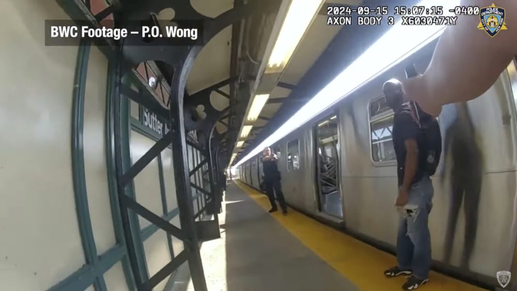 Footage shows NYPD officers firing at man with knife in Footage shows NYPD officers firing at man with knife in subway shooting that wounded 4