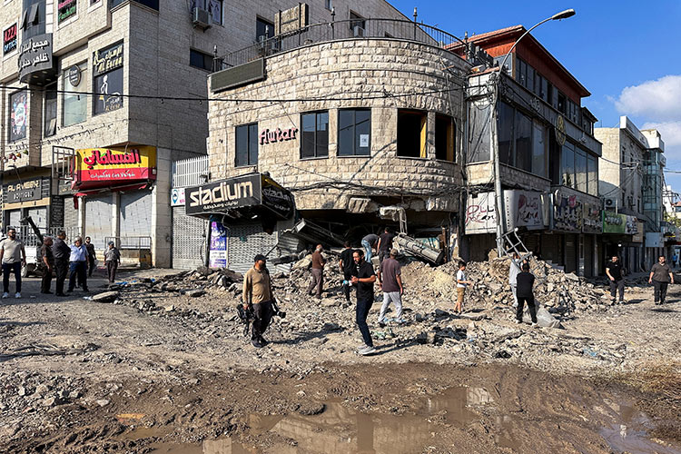 Israeli forces withdraw from Jenin and its camp Israeli forces withdraw from Jenin and its camp