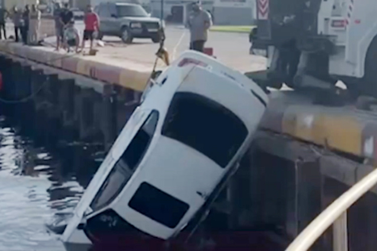 Two young men escape death as car falls off pier Two young men escape death as car falls off pier in Jaddaf