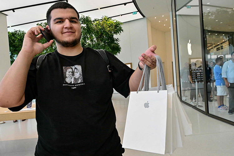 UAE residents get their hands on new iPhone 16 smartphones UAE residents get their hands on new iPhone 16 smartphones