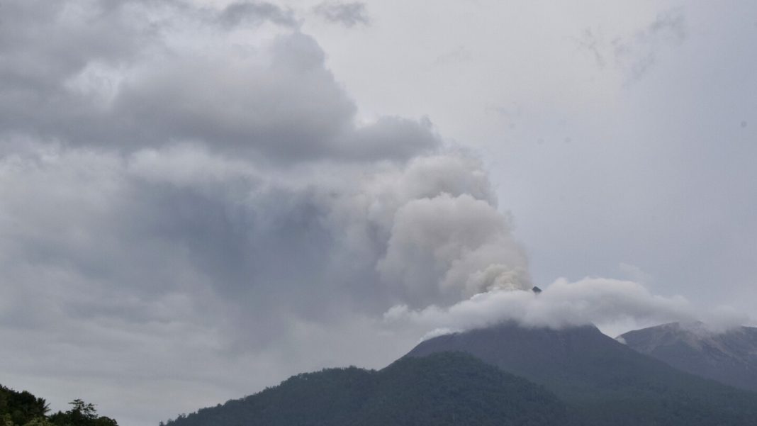 Volcanic eruption burns houses in Indonesia, killing at least 6 Volcanic eruption burns houses in Indonesia, killing at least 6 people